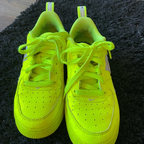 NIKE Air Force 1 Low LV8 Utility GS 'Volt' - Picture 7 of 14